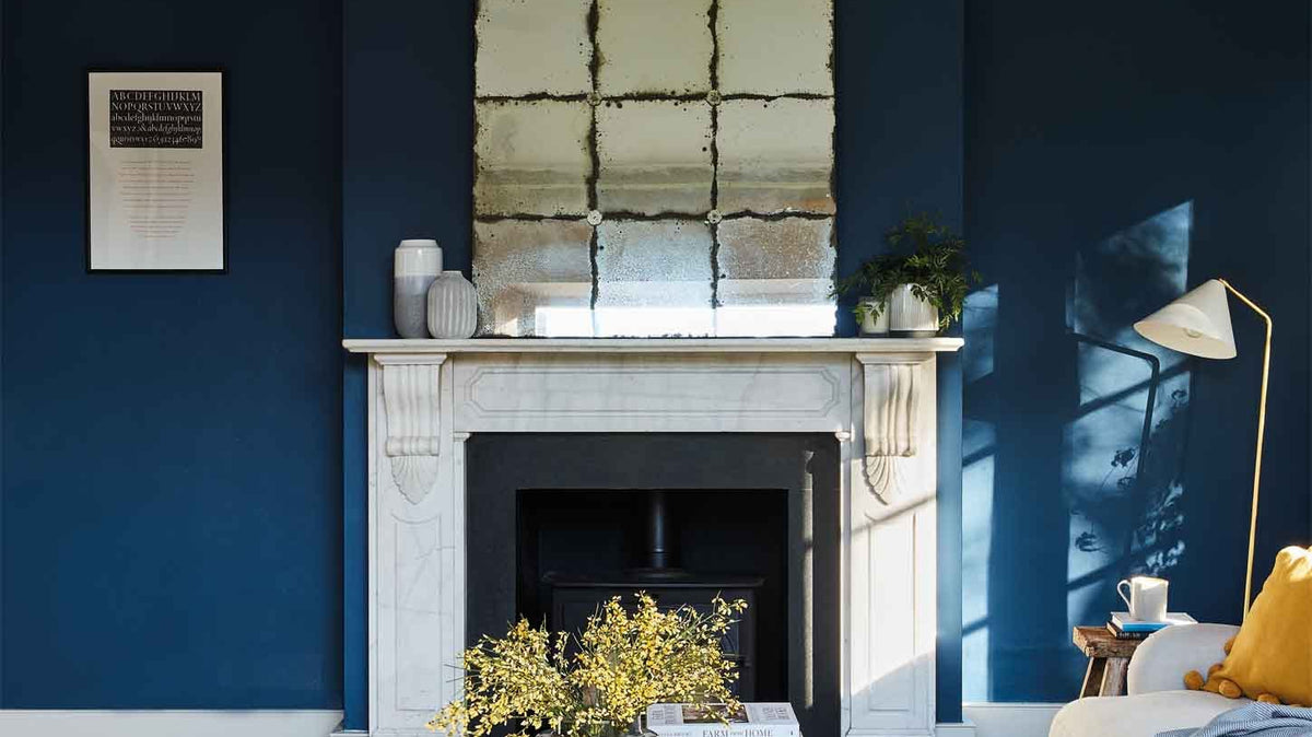 Sitting room with walls painted in Farrow & Ball Stiffkey Blue