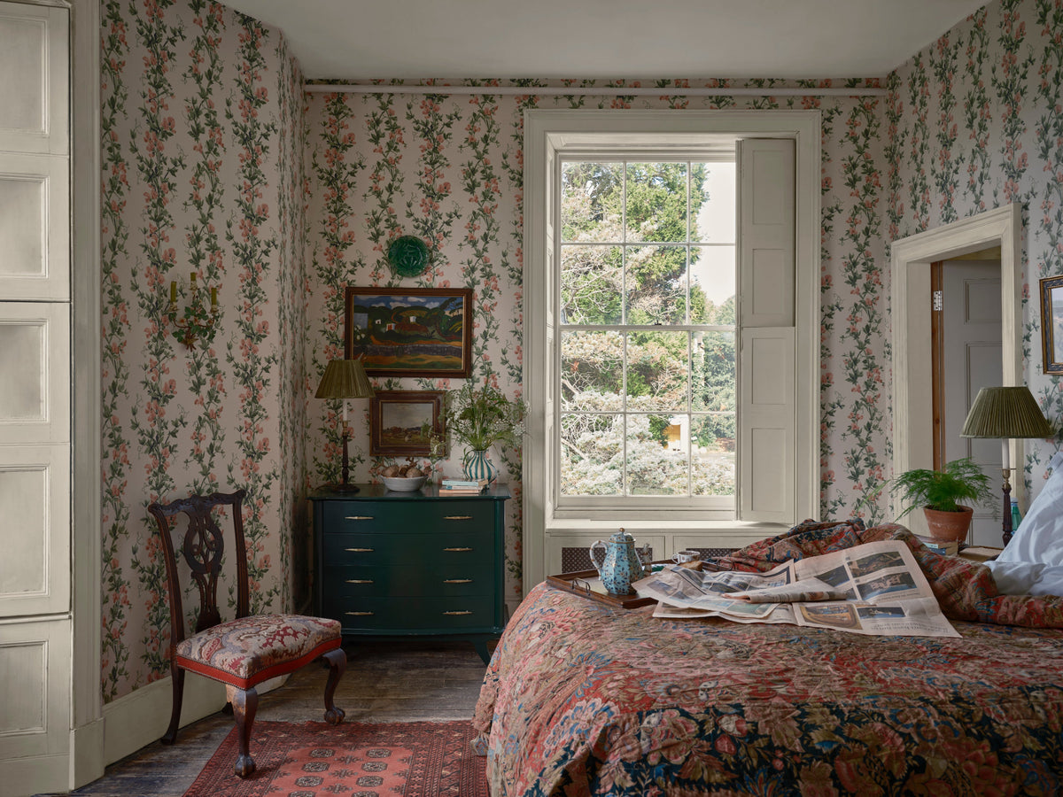 Sweet Pea 6702 wallpaper by Farrow & Ball in a room setting