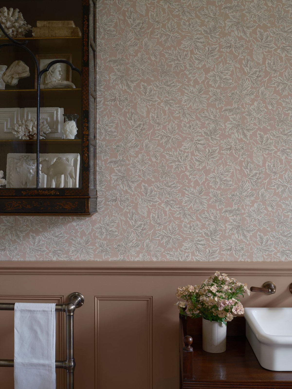 Vine Leaf 6801 wallpaper by Farrow & Ball in a room setting