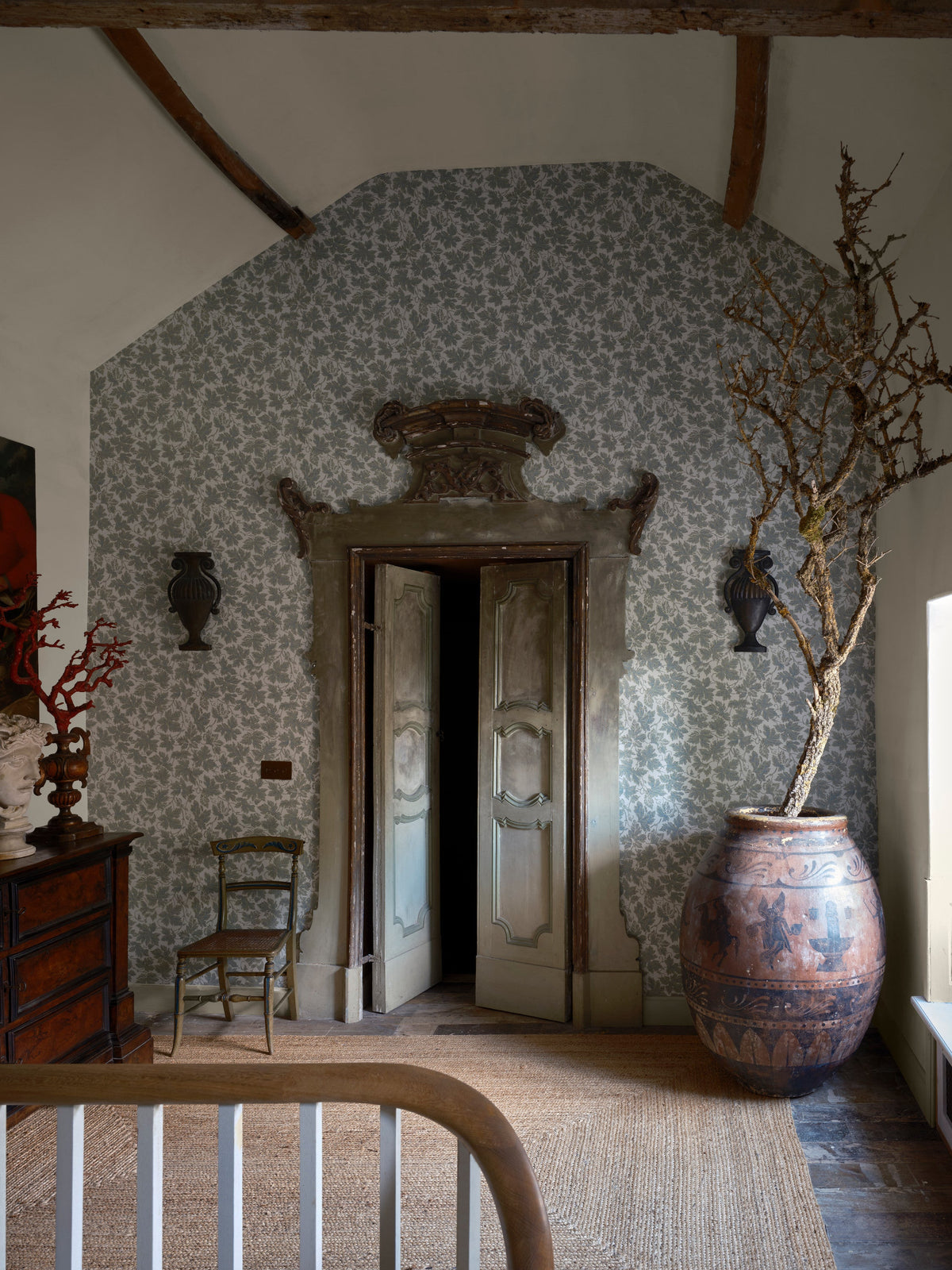 Vine Leaf 6802 wallpaper by Farrow & Ball in a room setting
