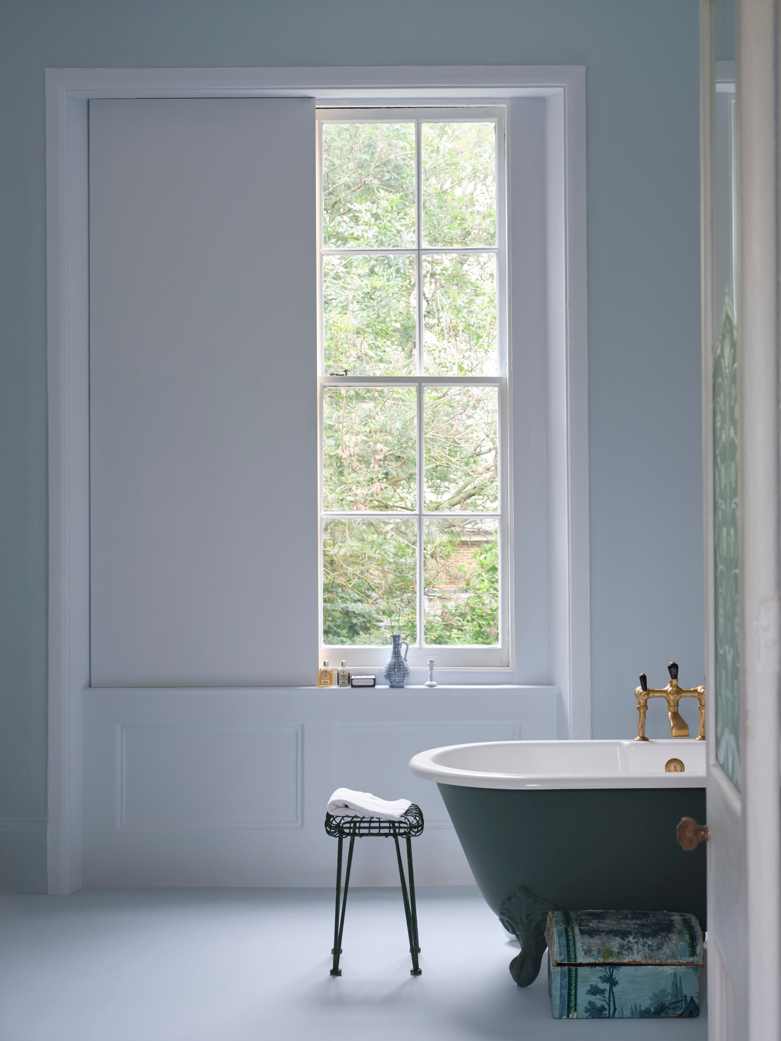 Room painted in Farrow & Ball Kakelugn, Douter and Sizing