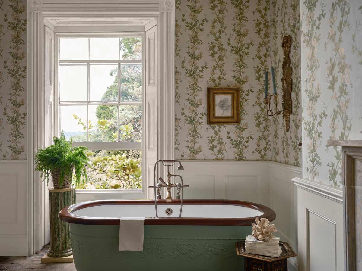 Sweet Pea 6701 wallpaper by Farrow & Ball in a room setting