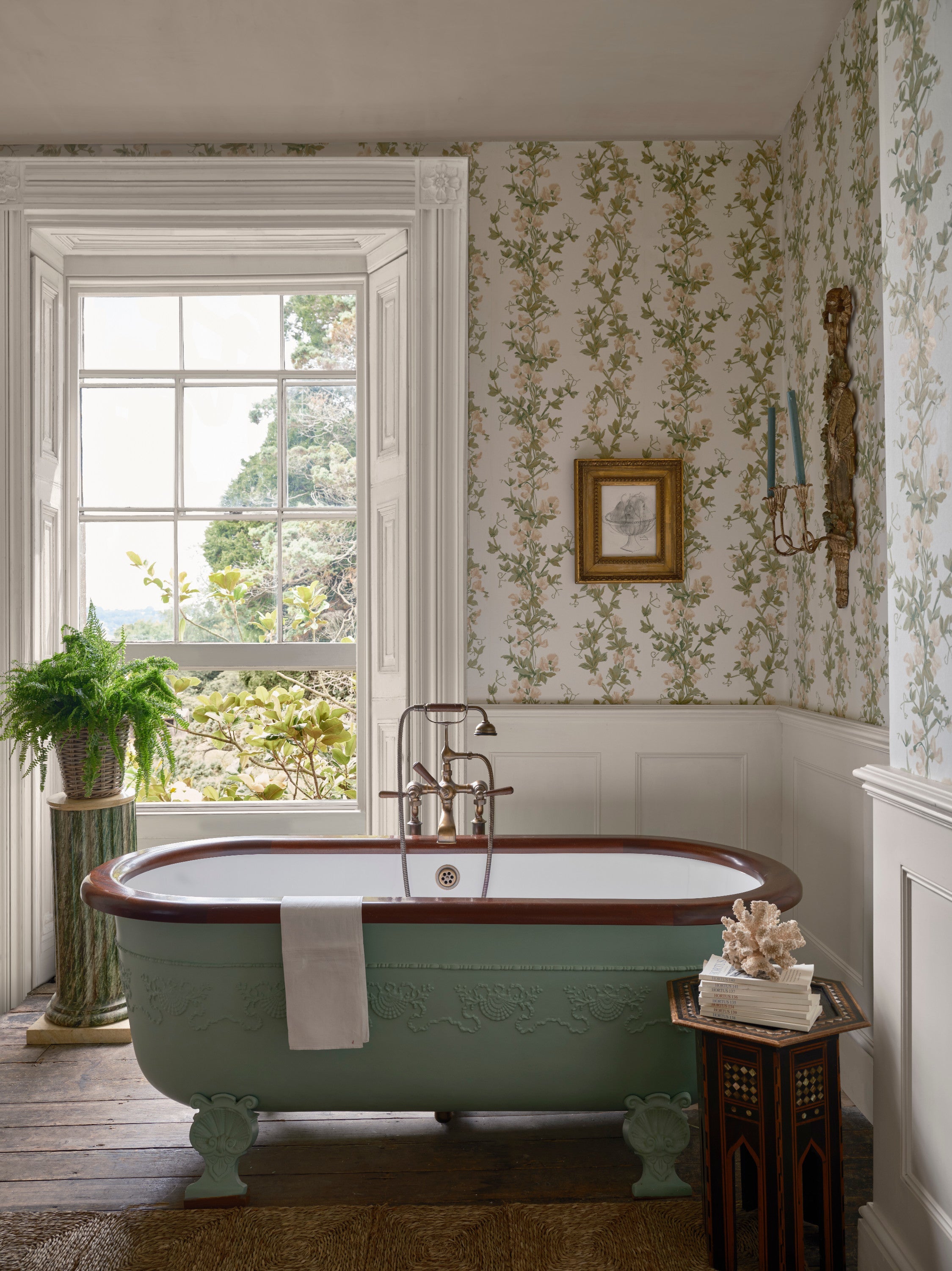 Sweet Pea 6701 wallpaper by Farrow & Ball in a room setting