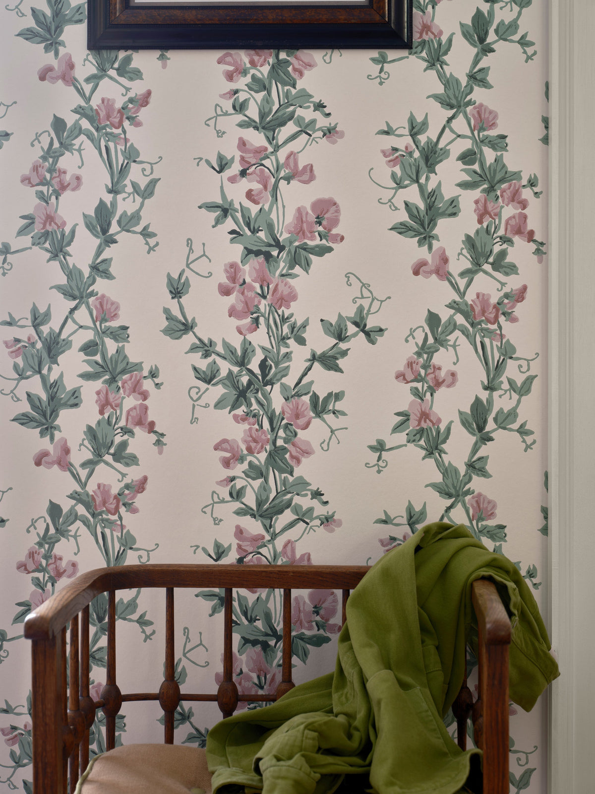 Sweet Pea 6703 wallpaper by Farrow & Ball in a room setting