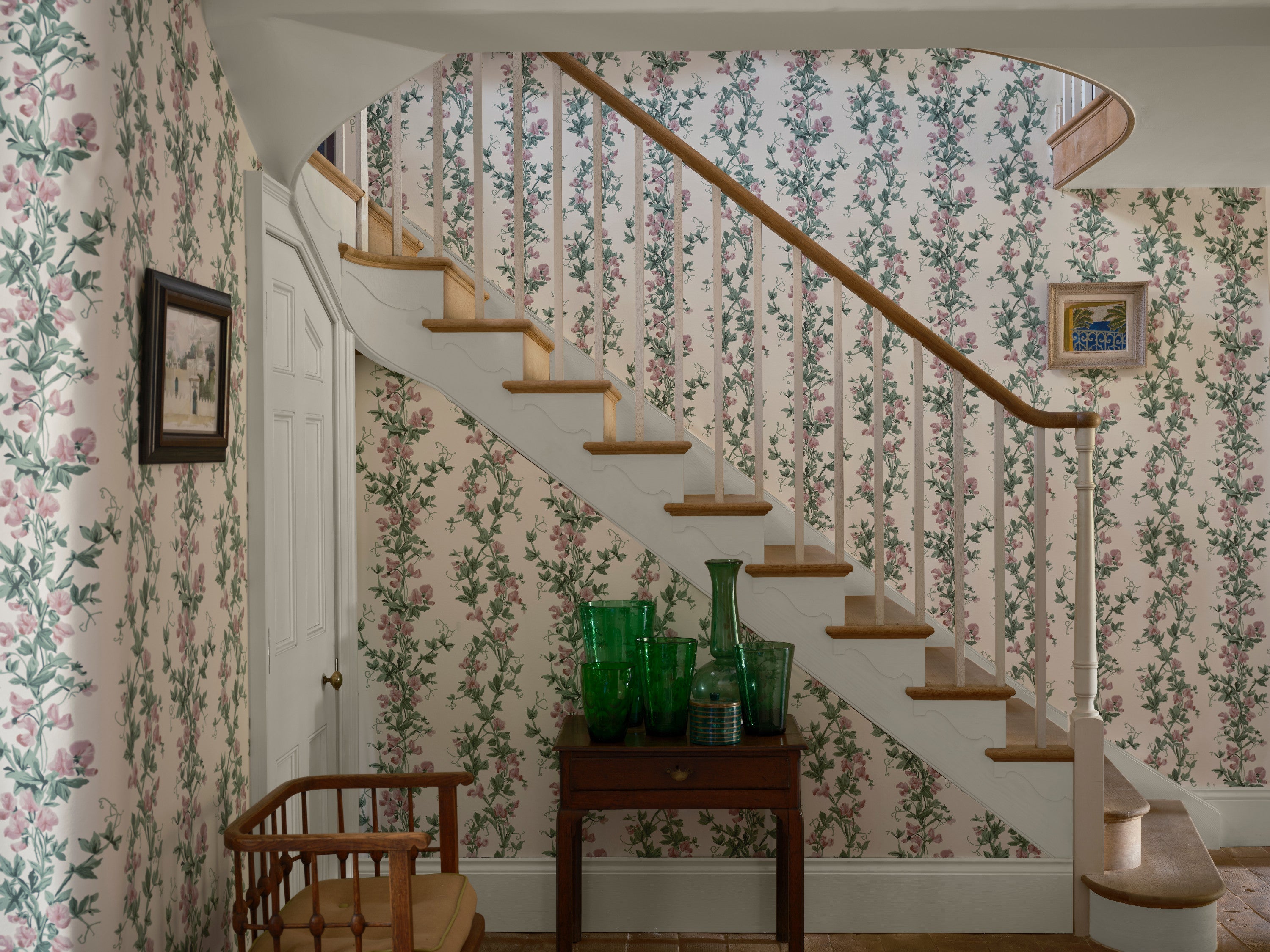 Sweet Pea 6703 wallpaper by Farrow & Ball in a room setting