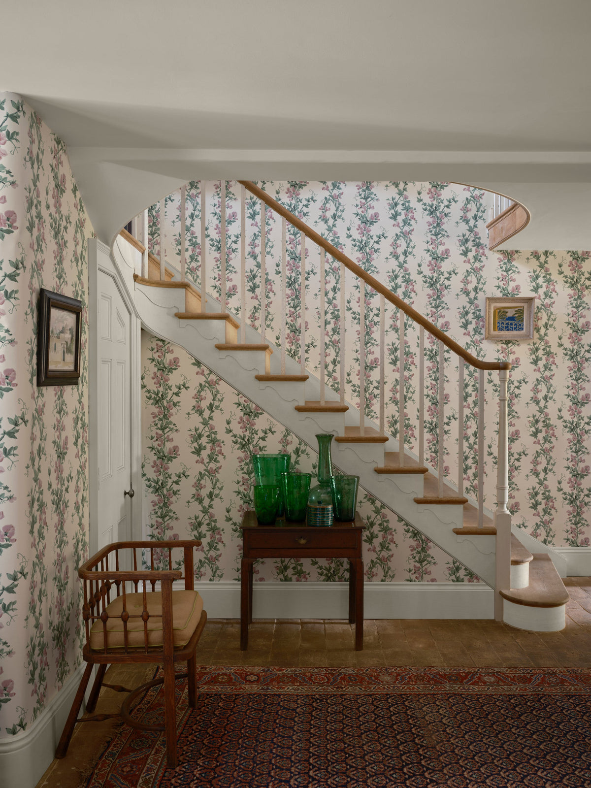 Sweet Pea 6703 wallpaper by Farrow & Ball in a room setting