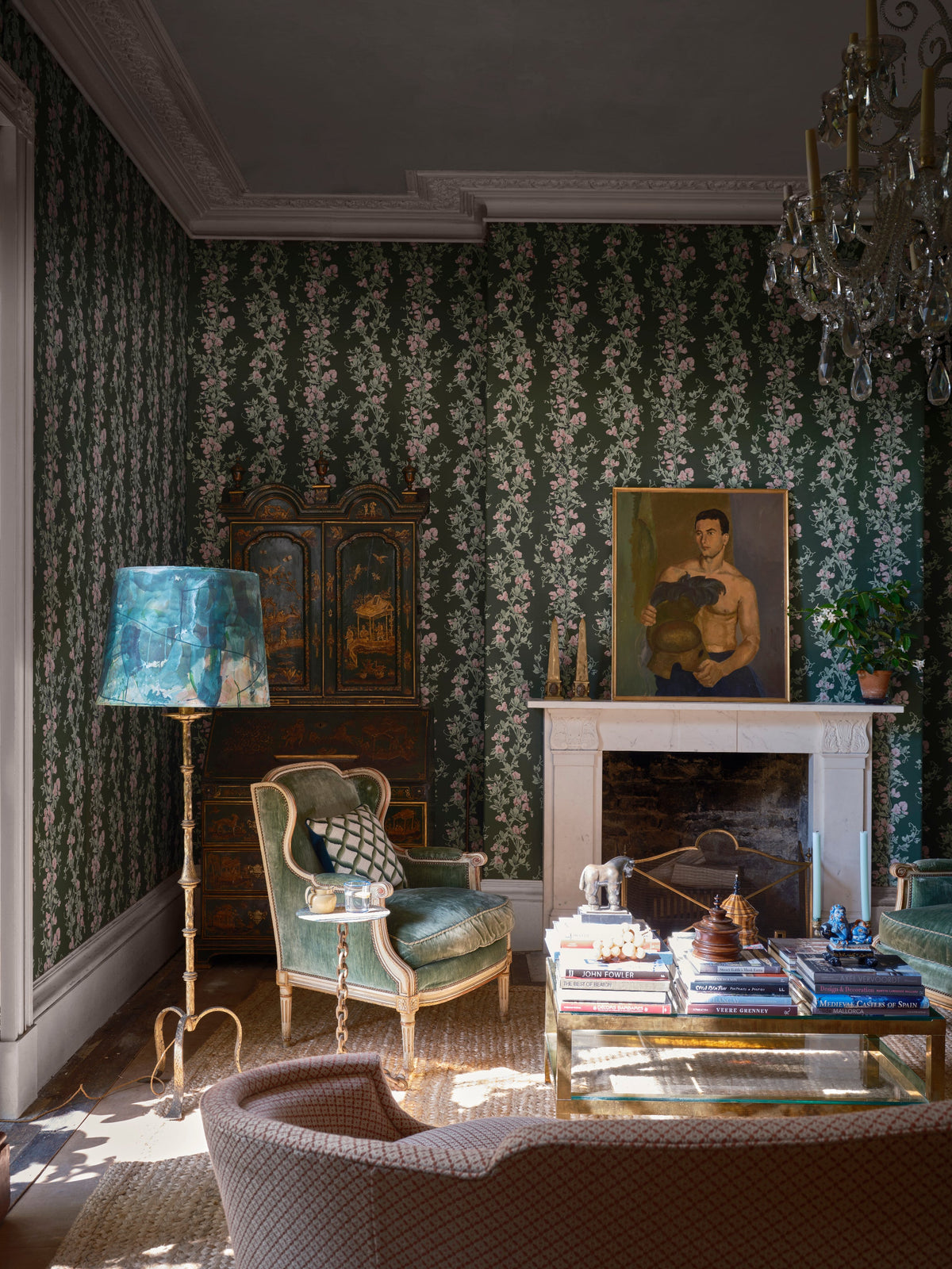 Sweet Pea 6705 wallpaper by Farrow & Ball in a room setting