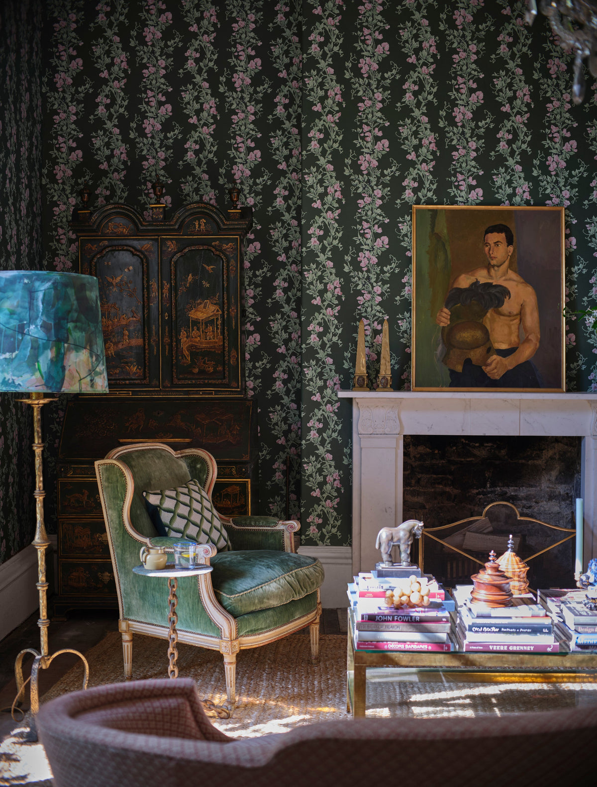 Sweet Pea 6705 wallpaper by Farrow & Ball in a room setting