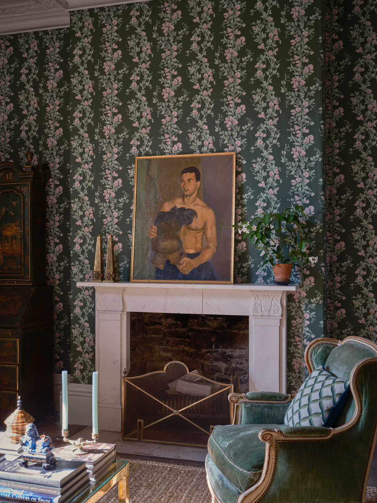 Sweet Pea 6705 wallpaper by Farrow & Ball in a room setting