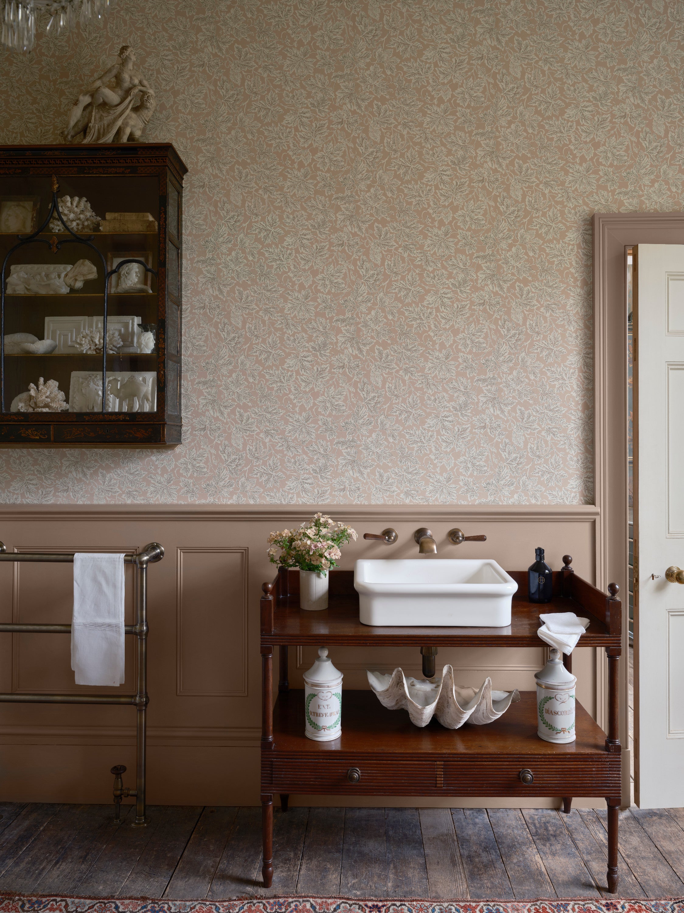 Vine Leaf 6801 wallpaper by Farrow & Ball in a room setting