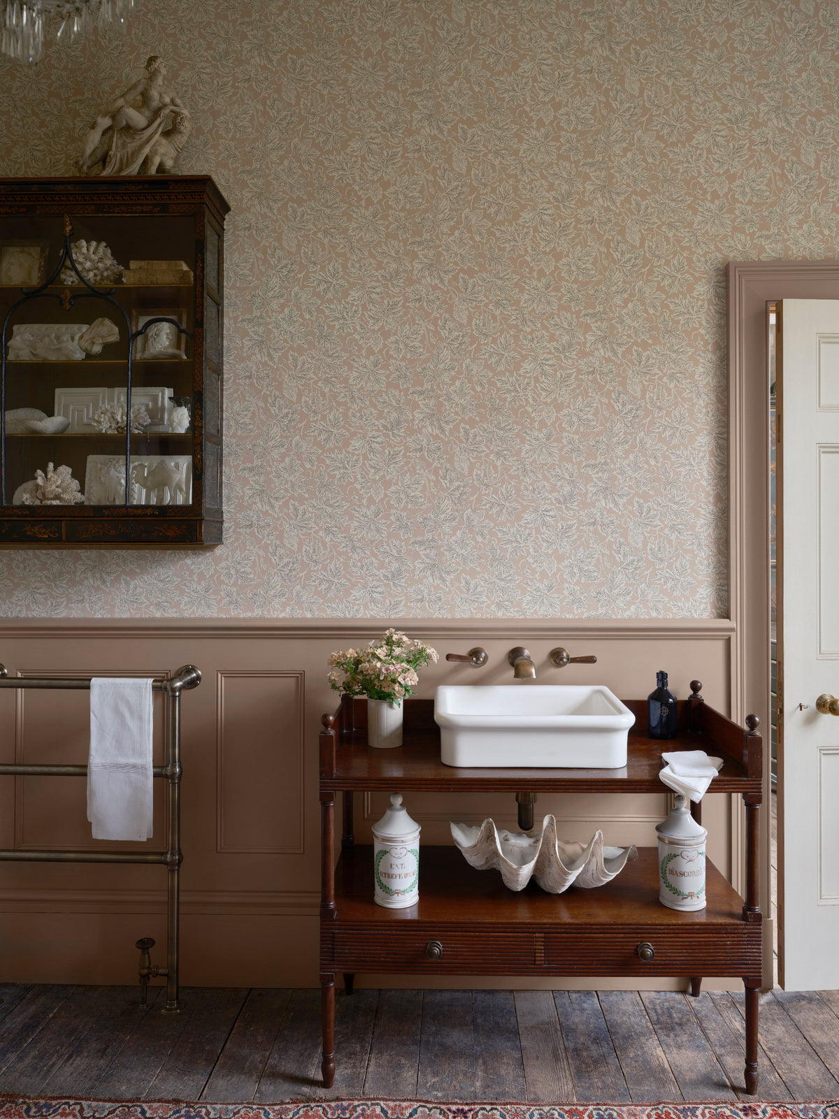 Vine Leaf 6801 wallpaper by Farrow & Ball in a room setting