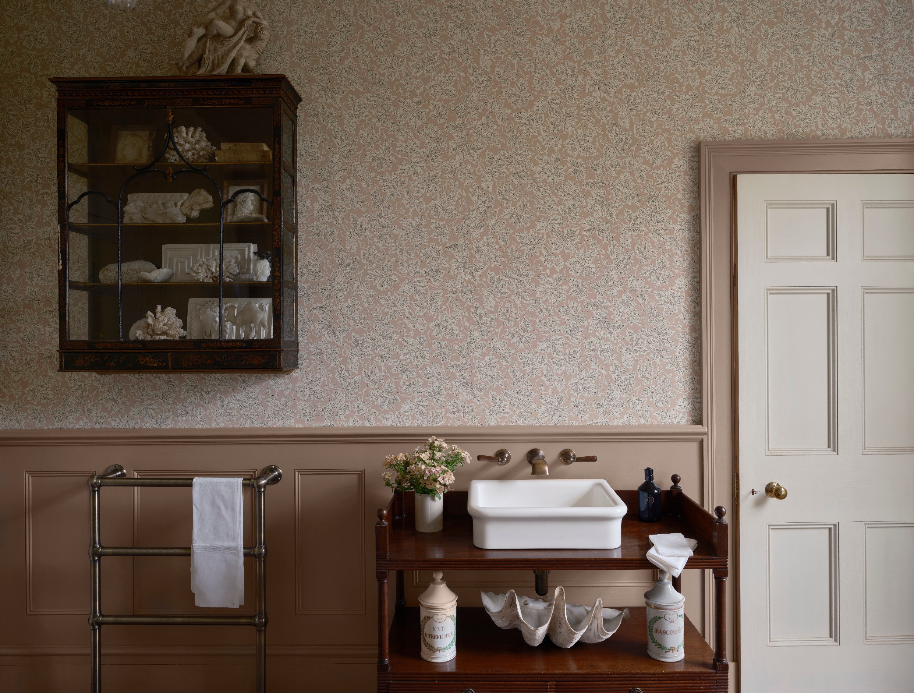 Vine Leaf 6801 wallpaper by Farrow & Ball in a room setting