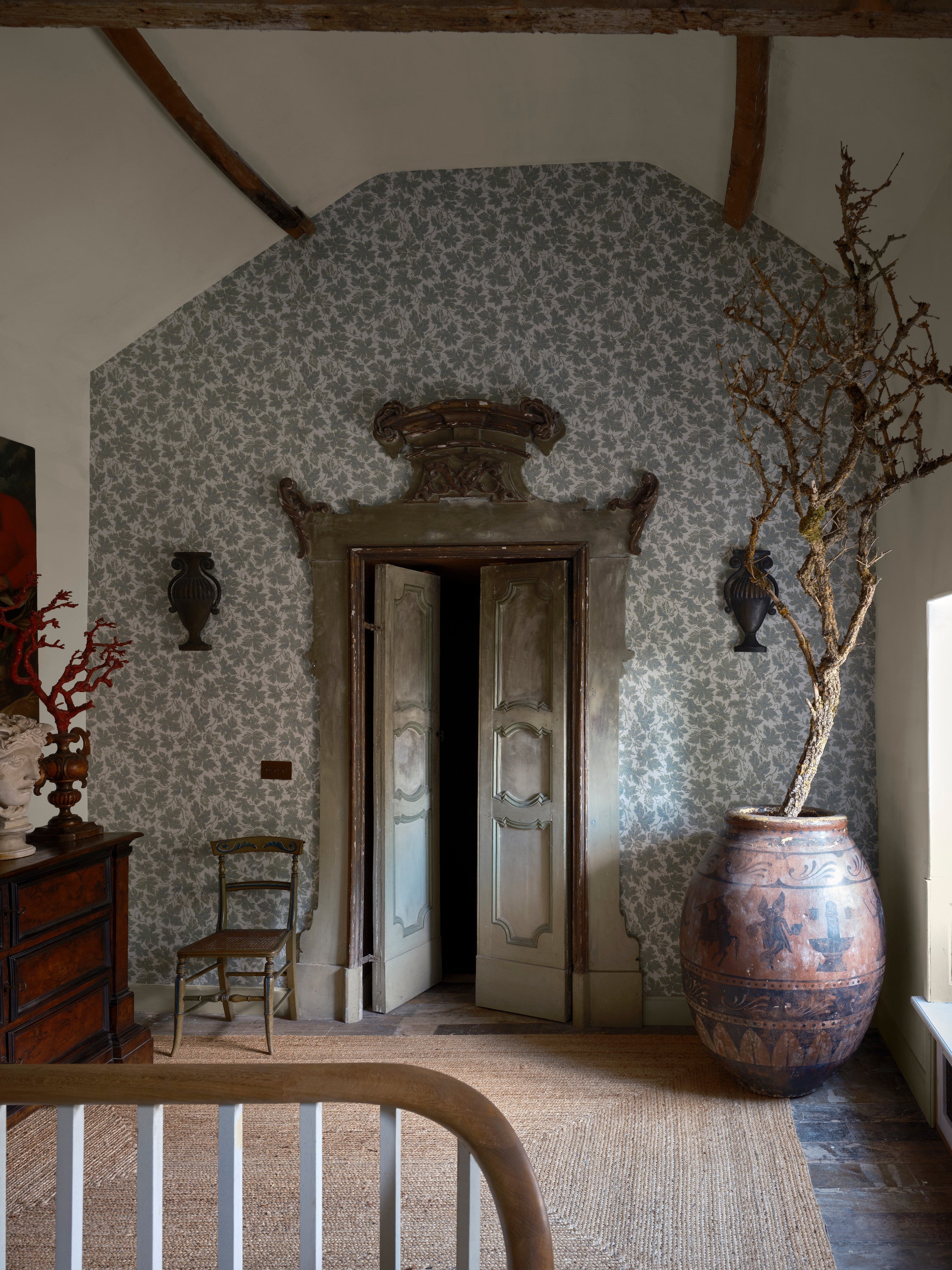Vine Leaf 6802 wallpaper by Farrow & Ball in a room setting