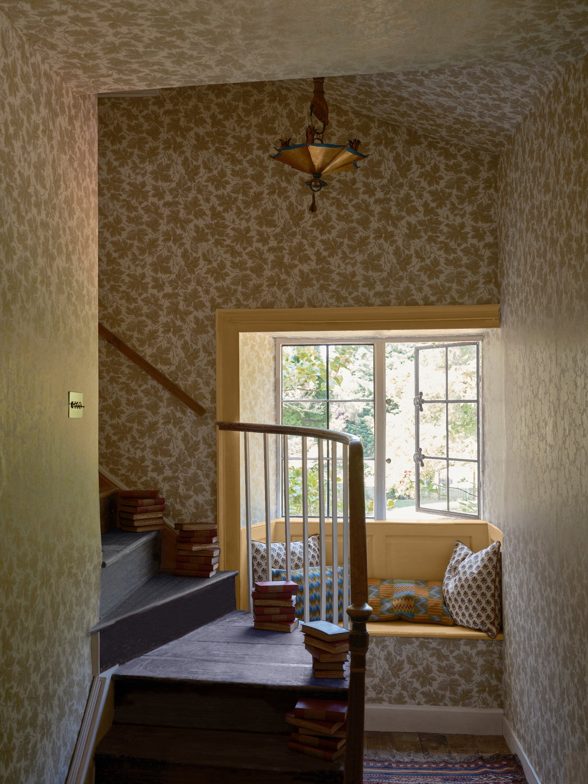 Vine Leaf 6804 wallpaper by Farrow & Ball in a room setting