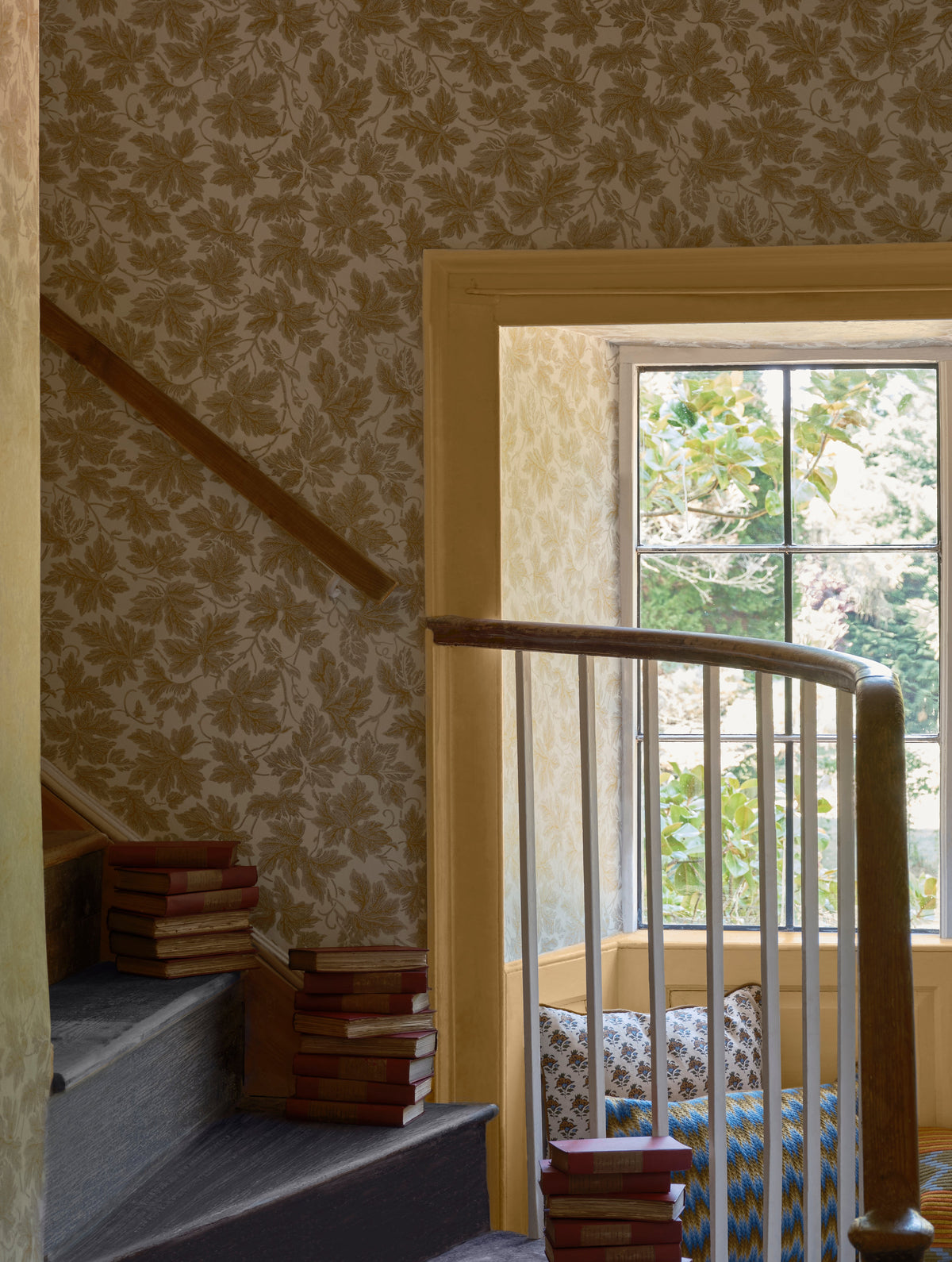 Vine Leaf 6804 wallpaper by Farrow & Ball in a room setting
